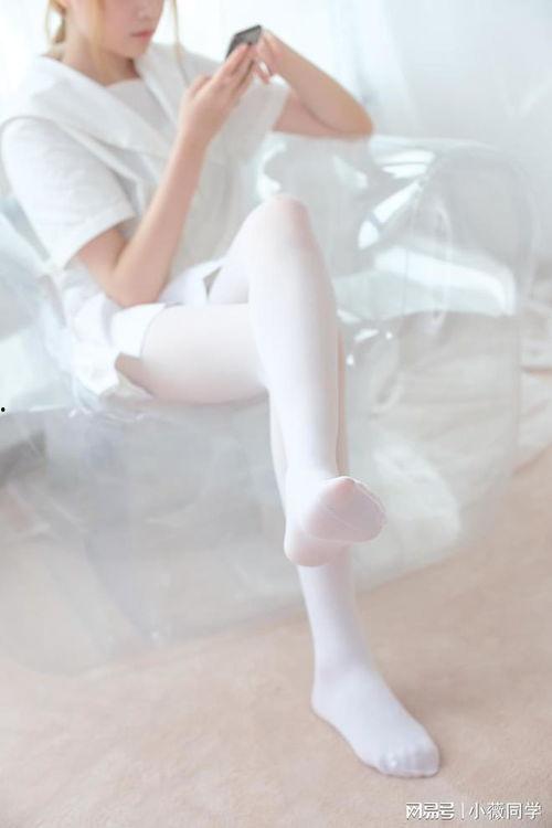 白色丝袜高中美女