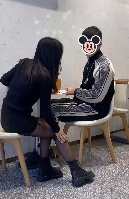 拿女朋友丝袜,见证爱情中的浪漫瞬间