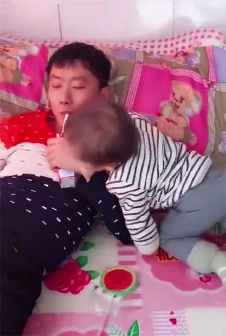 宝宝和妈妈家里玩视频,欢乐时光定格瞬间