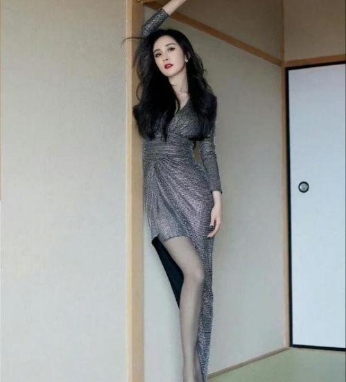 杨幂公园整理丝袜视频,意外曝光日常穿搭细节