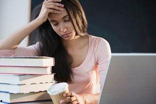 女生熬夜娱乐吃瓜酱,女生娱乐生活新风尚